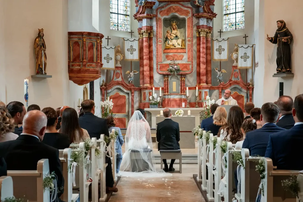 Brautpaar sitz vor dem Altar in der kirche