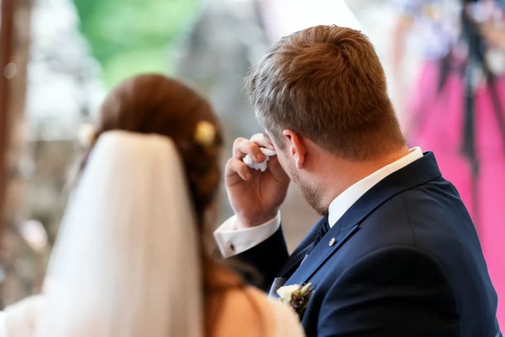 Bräutigam wischt sich die Tränen weg
