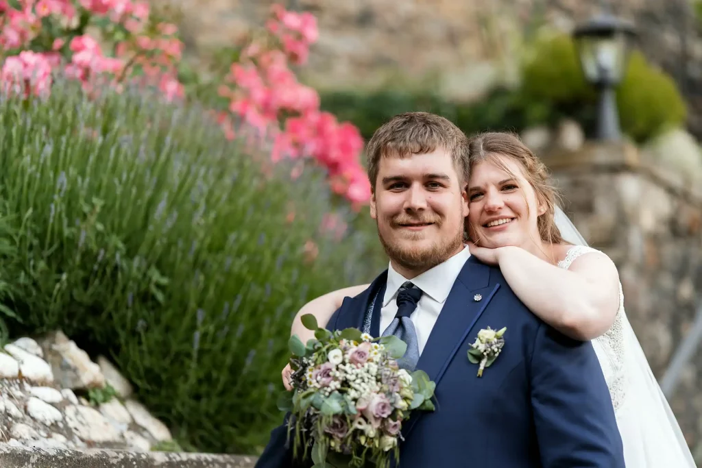 Brautpaar Portrait im Garten der Burg Rheinstein