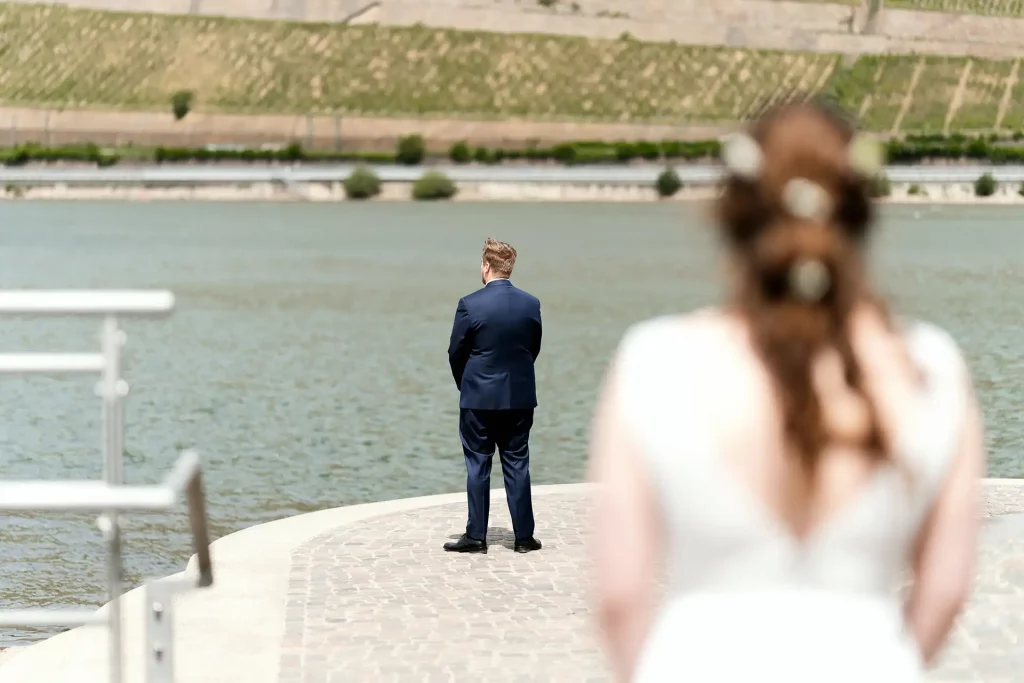 Bräutigam wartet am Rheinufer auf seine Braut