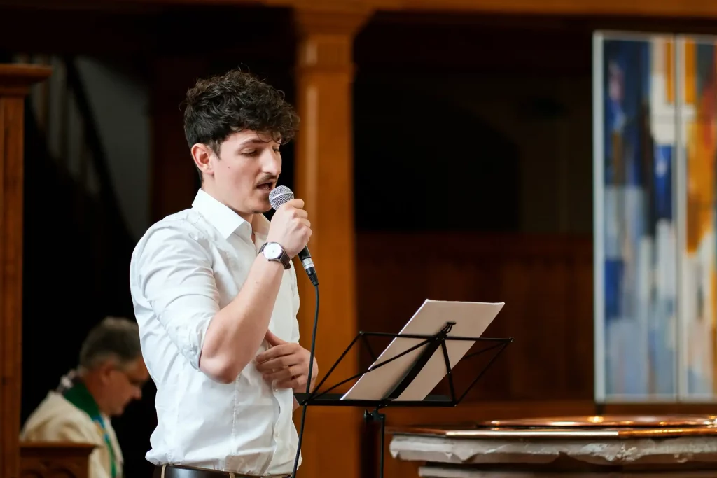 Sänger singt während der Trauung in der Kirche
