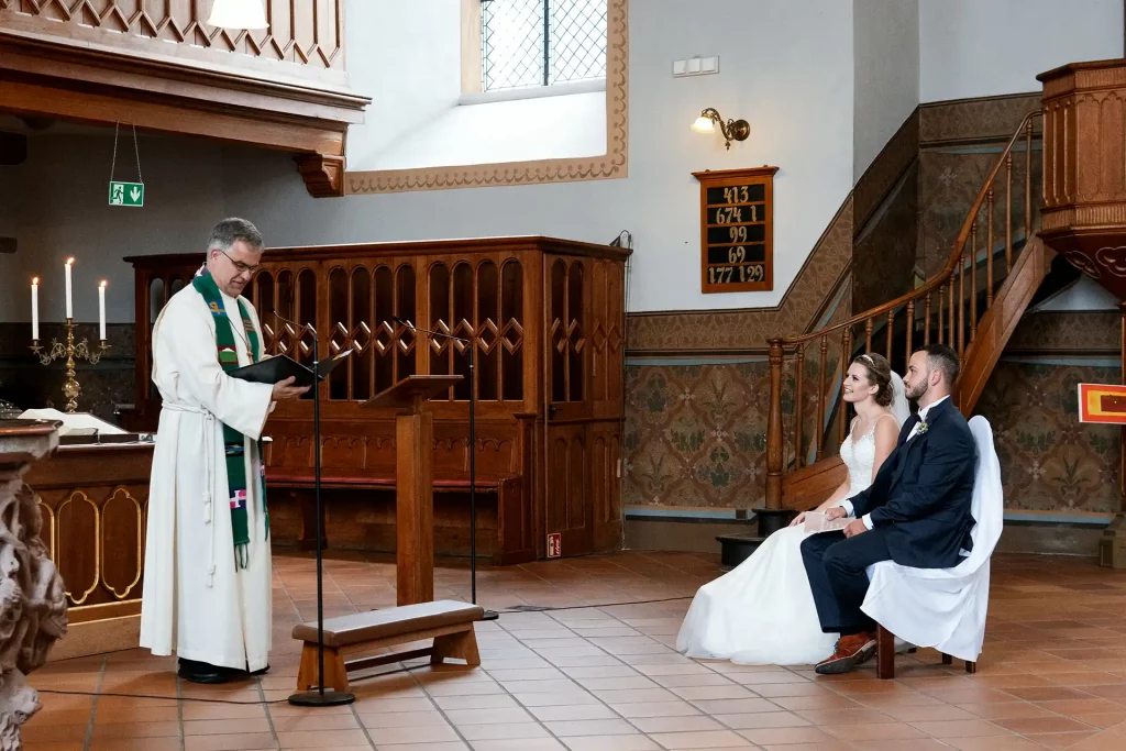 Brautpaar sitz vor dem Altar