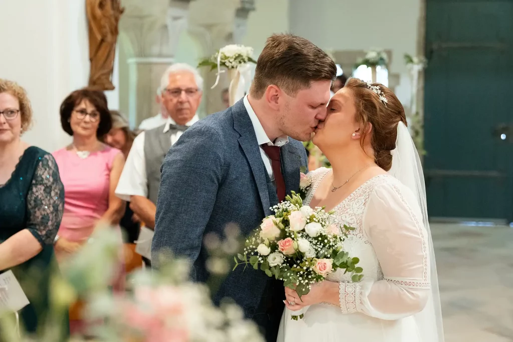 Brautpaar küsst sich in der Kirche