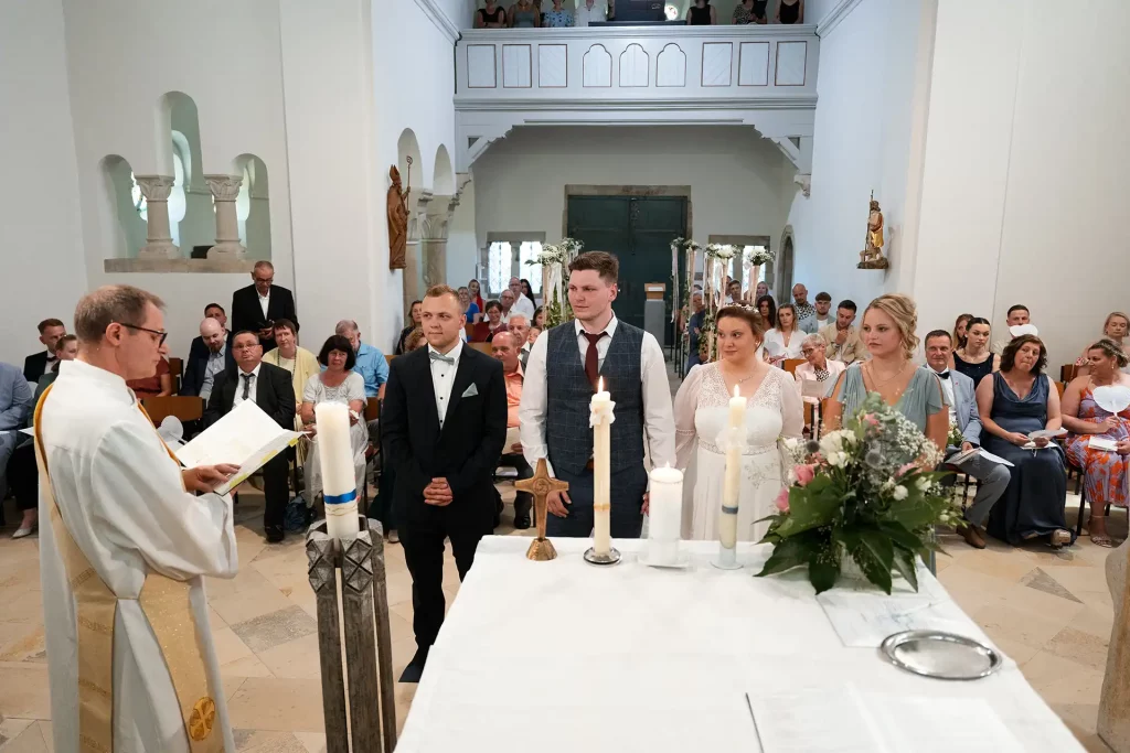 Brautpaar steht mit Trauzeugen vor dem Altar