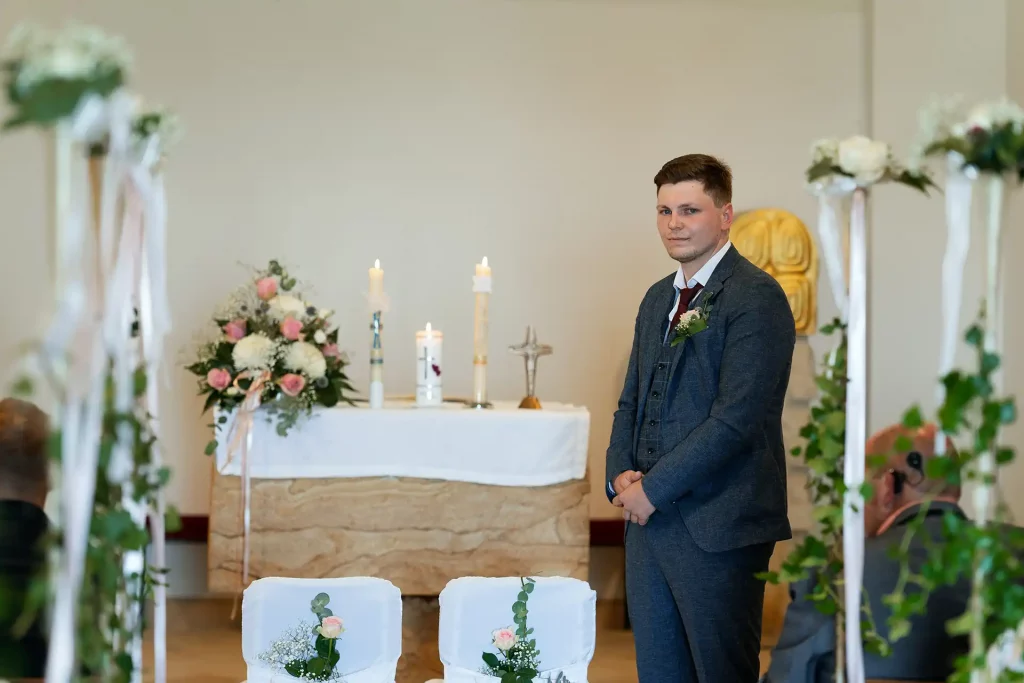 Bräutigam warten gespannt am Altar auf seine Braut