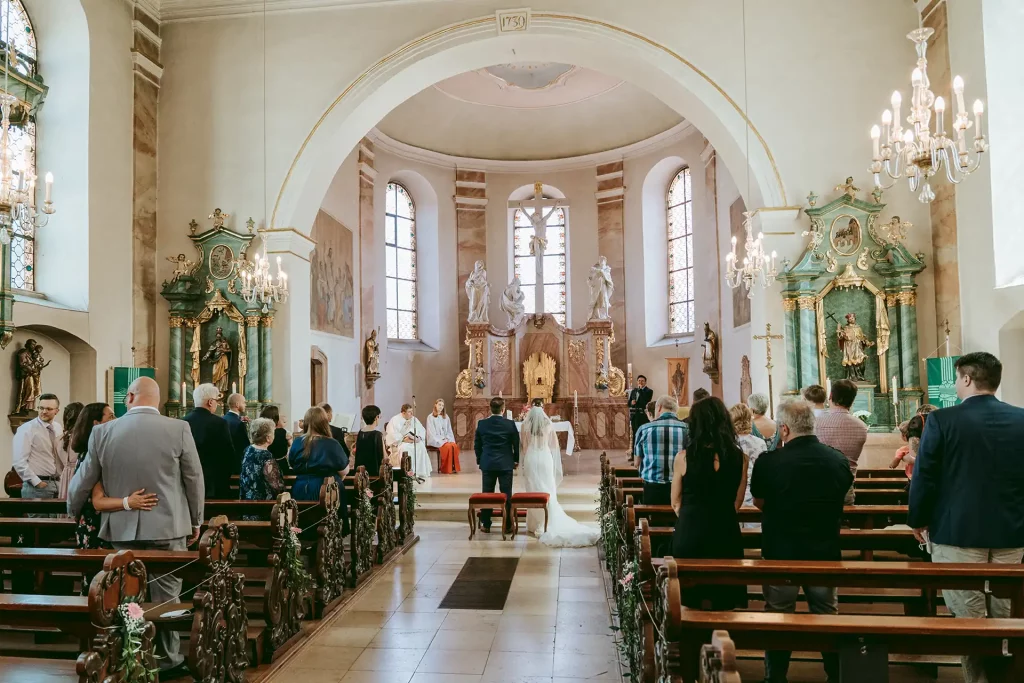 hochzeitsfotograf-ingelheim-brautppar-steht-vor-dem-altar